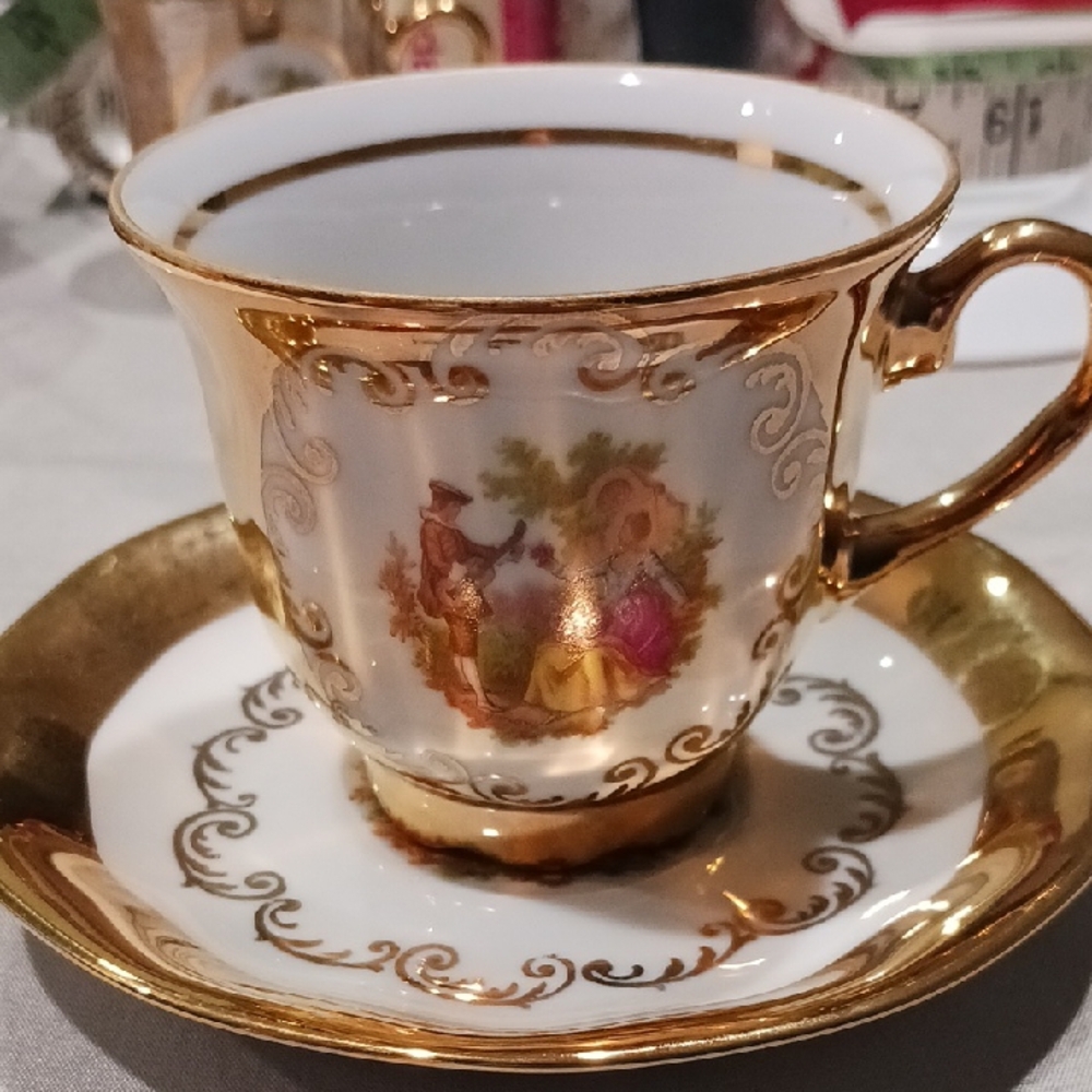 Vinyage Handerbeit 22K. Elegant Gold and White Porcelain Tea Cup and Saucer Set